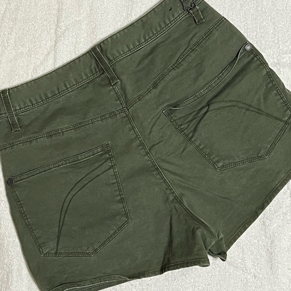 Shorts - Picture 2 of 3